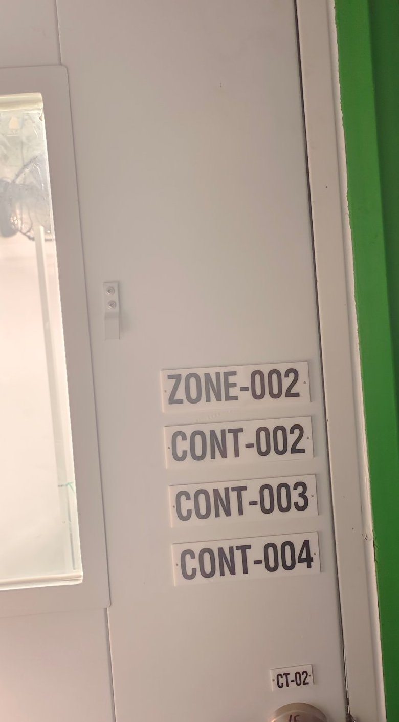Puerta de sala de floración etiquetada con una zona y tres controladores asignados